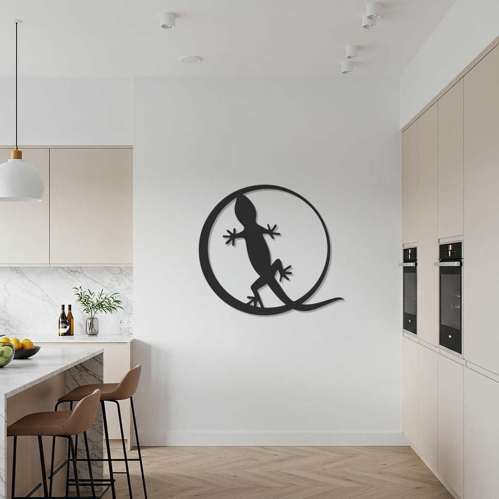 Gecko Lizard Metal Wall Art, Modern Circle Reptile Silhouette Decor, Minimalist Animal Artwork for Kitchen, Patio, or Indoor Spaces