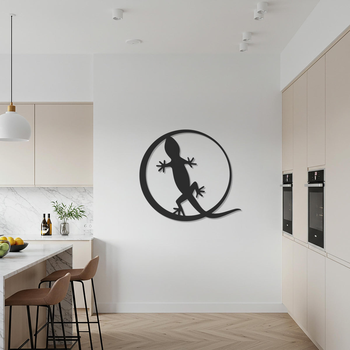 Gecko Lizard Metal Wall Art, Modern Circle Reptile Silhouette Decor, Minimalist Animal Artwork for Kitchen, Patio, or Indoor Spaces